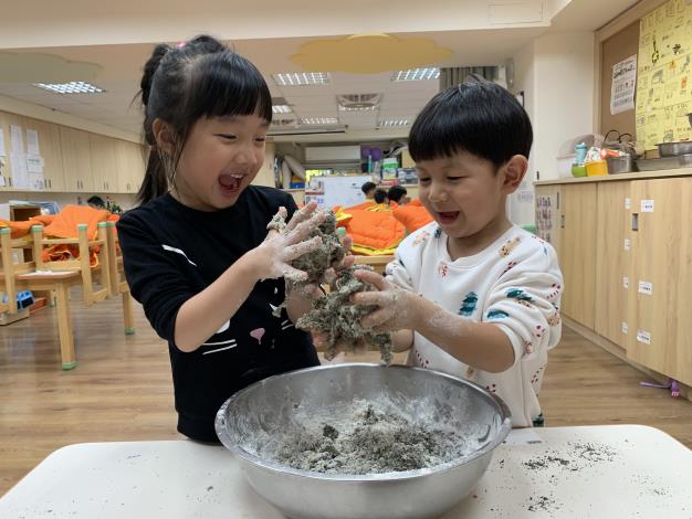 準備聖誕麵包屋麵團  .JPG