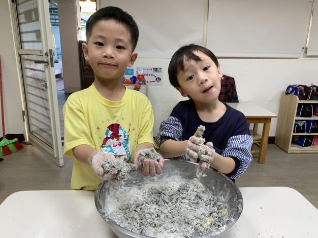 準備聖誕麵包屋麵團 .JPG