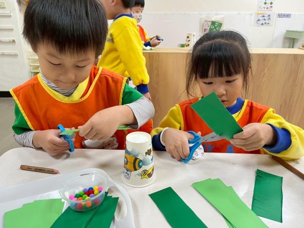 聖誕節-剪貼聖誕樹(中班)