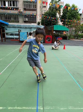 大肌肉活動-連續左右跳.JPG