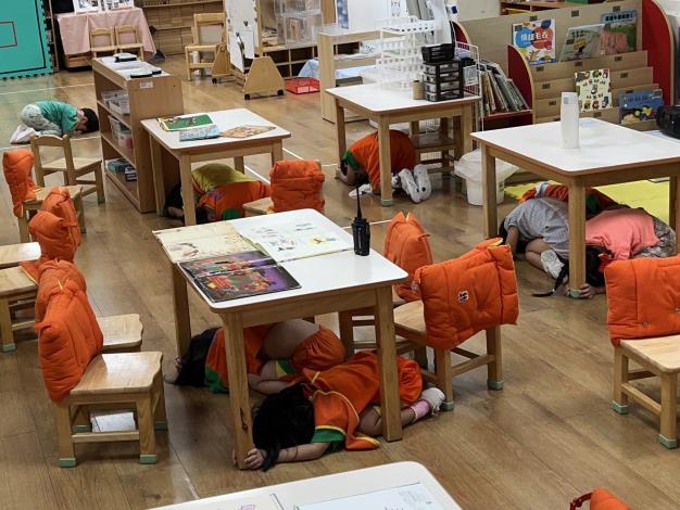 防災教育 -趴下、掩護、穩住.JPG