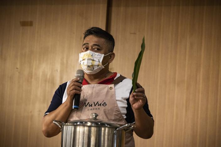 1-部落食飲學工作坊講師─排灣族vuvu美食的小愛老師解說排灣族傳統美食製作過程中很重要的素材─假酸漿葉