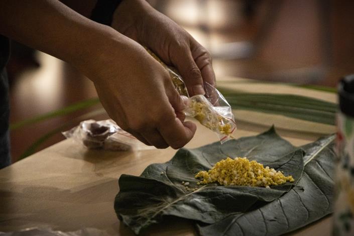 3-學員運用假酸漿葉製作的排灣族傳統美食小米粽