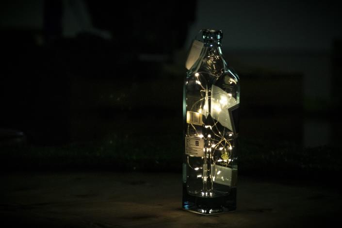 美麗的酒瓶燈營造星空電影院的氛圍