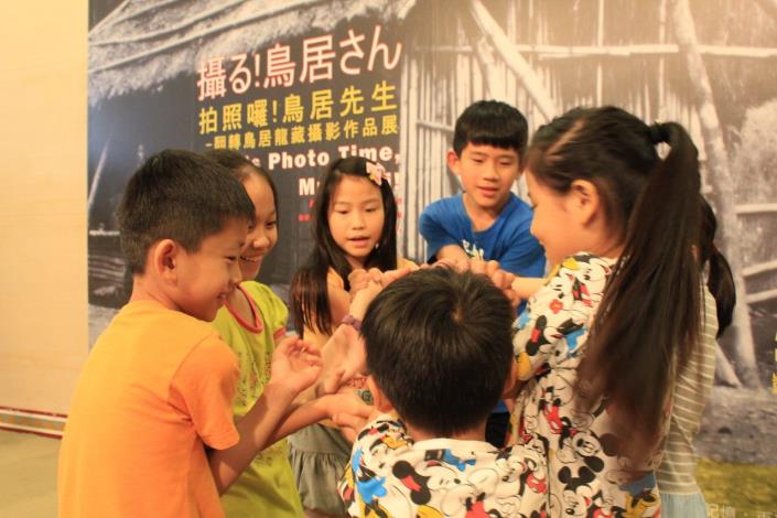 學員們一起手遷手