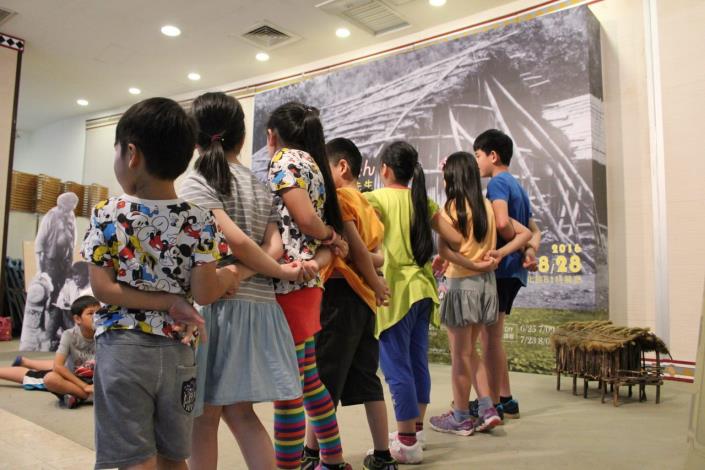 學員們手遷手快樂的跳舞