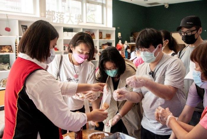 成果剪影-參與民眾搗麻糬Misa toron，大家一起玩得開心、吃得滿足，美好假日就從凱達格蘭文化館開始10
