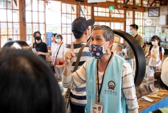 活動剪影-新北投車站導覽志工精彩的解說車站歷史與建築雕花托木樑架1