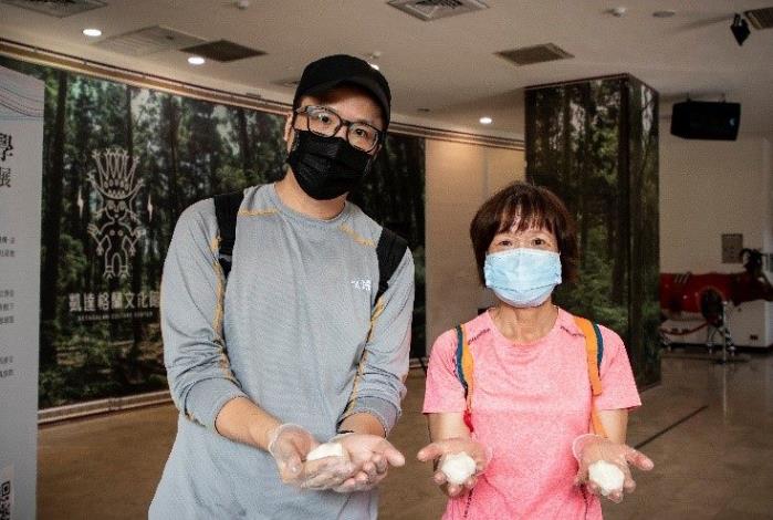 成果剪影-參與民眾搗麻糬Misa toron，大家一起玩得開心、吃得滿足，美好假日就從凱達格蘭文化館開始9
