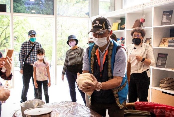 成果剪影-參與民眾搗麻糬Misa toron，大家一起玩得開心、吃得滿足，美好假日就從凱達格蘭文化館開始4