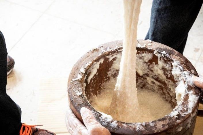 成果剪影-參與民眾搗麻糬Misa toron，大家一起玩得開心、吃得滿足，美好假日就從凱達格蘭文化館開始1