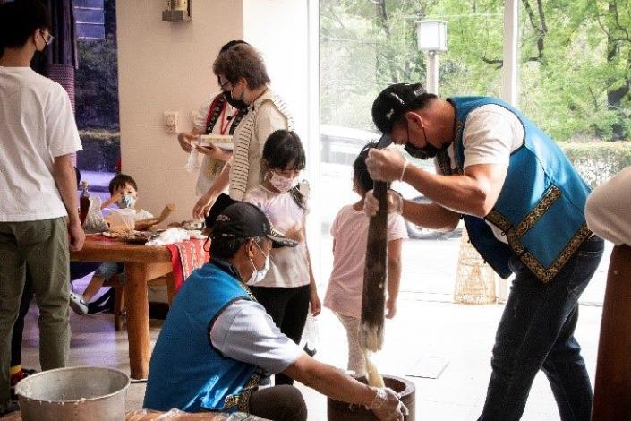 成果剪影-參與民眾搗麻糬Misa toron，大家一起玩得開心、吃得滿足，美好假日就從凱達格蘭文化館開始2