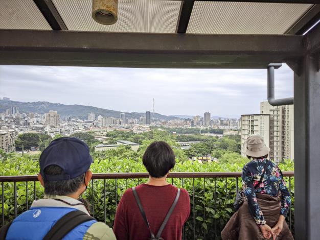 民眾在三層崎制高點了解凱達格蘭族北投社遷徙路線