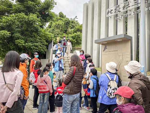 八頭里仁協會黃練慶老師講解北投社歷史與三層崎公園由來