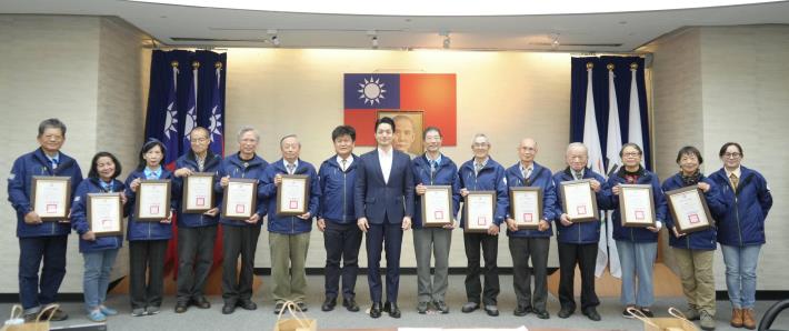 6.蔣萬安市長頒發翡翠水庫環教志工感謝狀