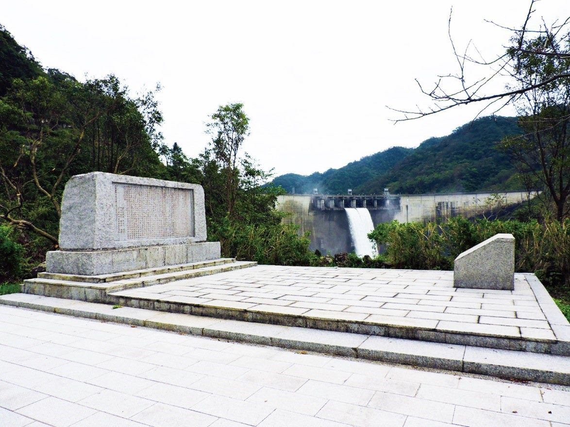 大壩溢洪道放水與紀念碑