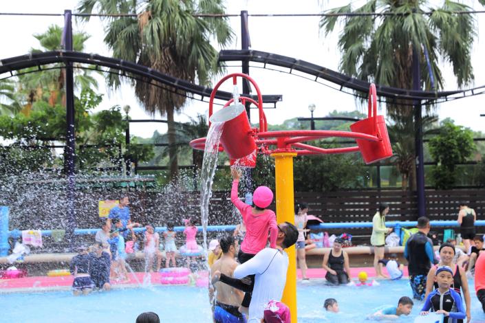 各式滑水道、水柱、水瀑