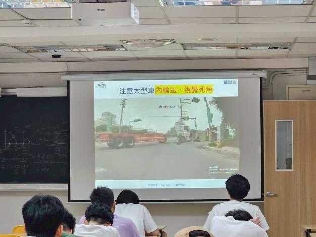 LINE_ALBUM_20250507交通安全入班宣導_250512_17