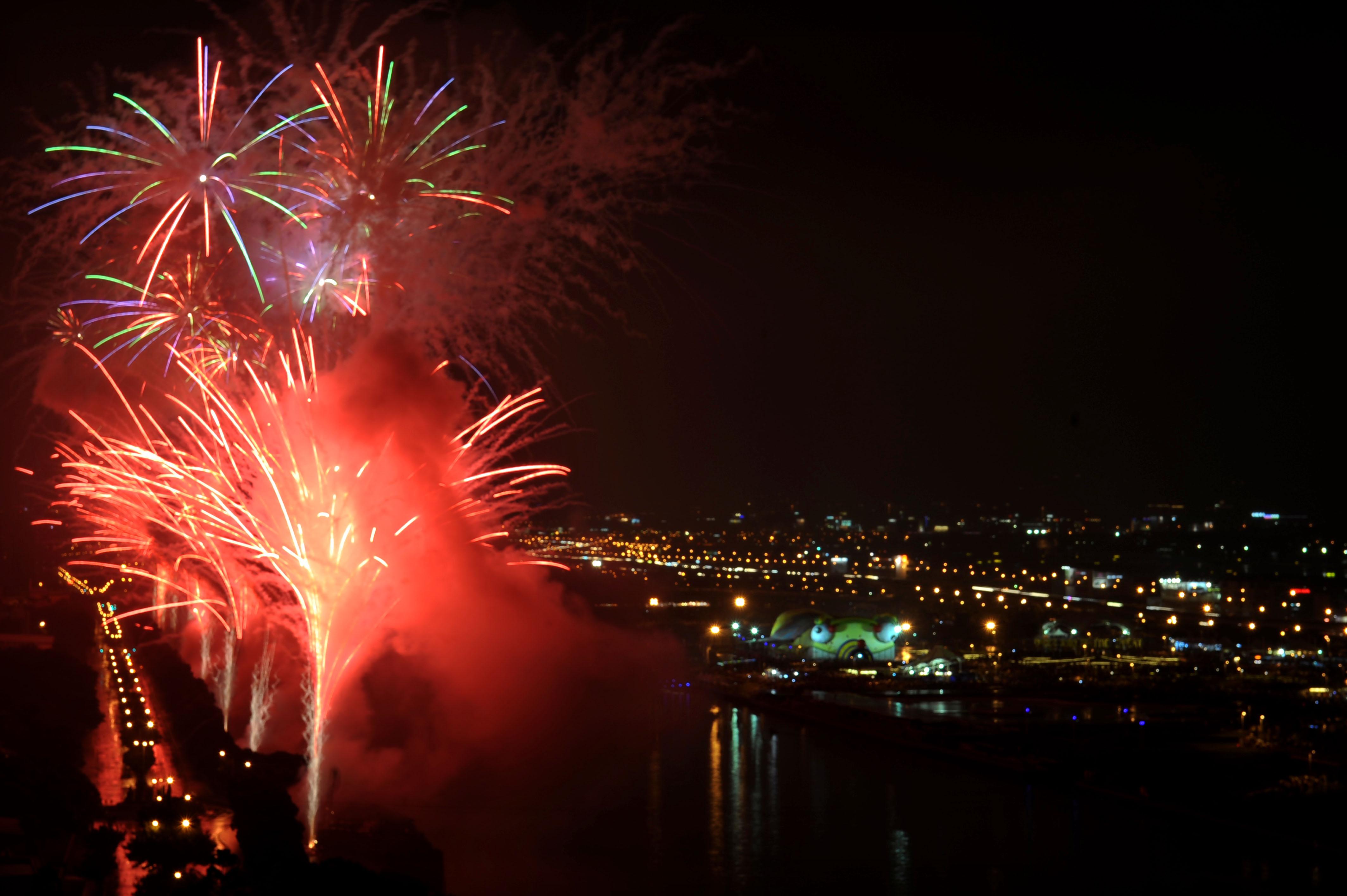 Taipei City Government-MMO-Fireworks_bridge