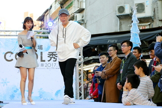 Mayor Demonstrates Support for Wufenpu Clothing Market in Runway Show 