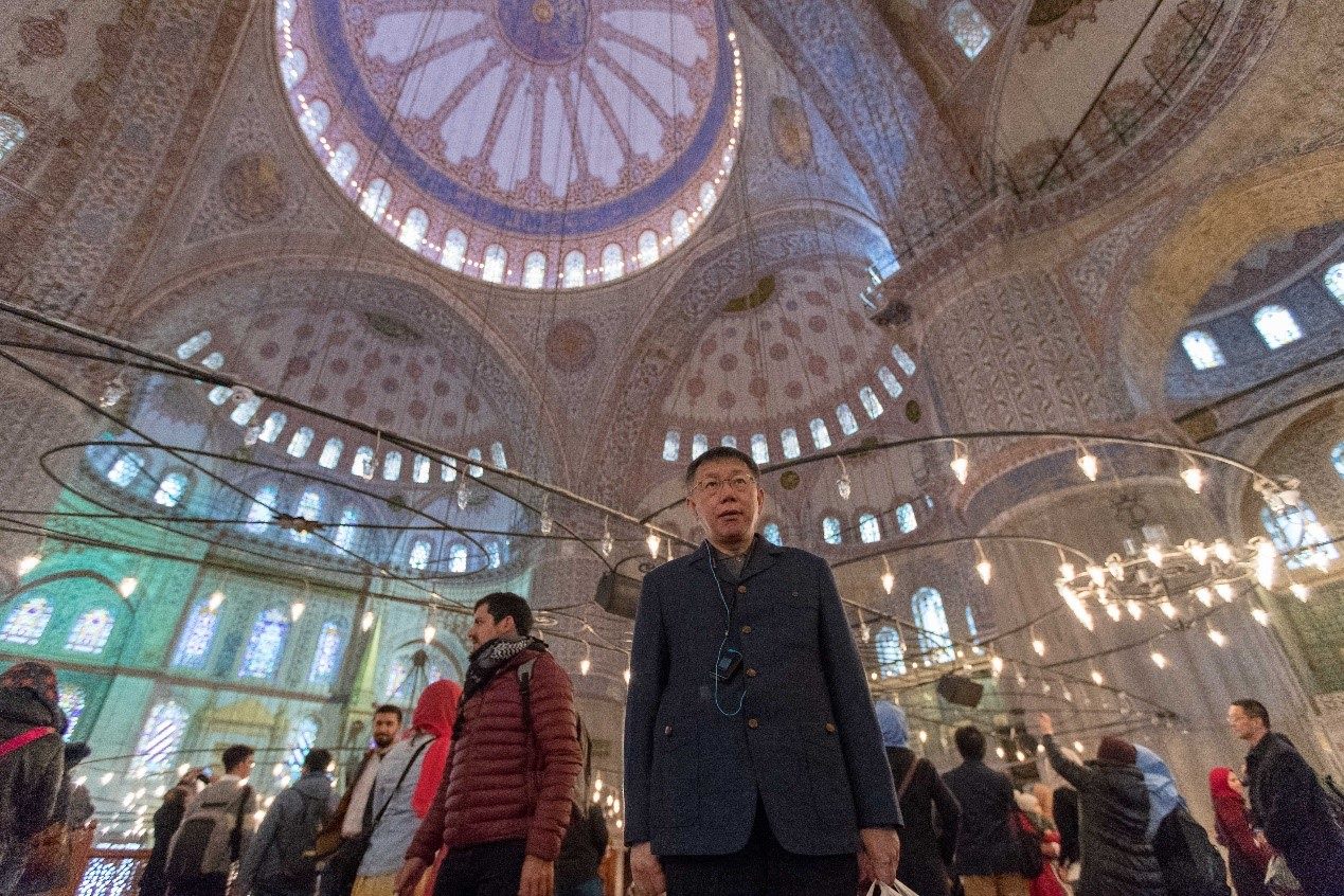 Mayor Arrives in Istanbul, Discusses Construction of New Mosque