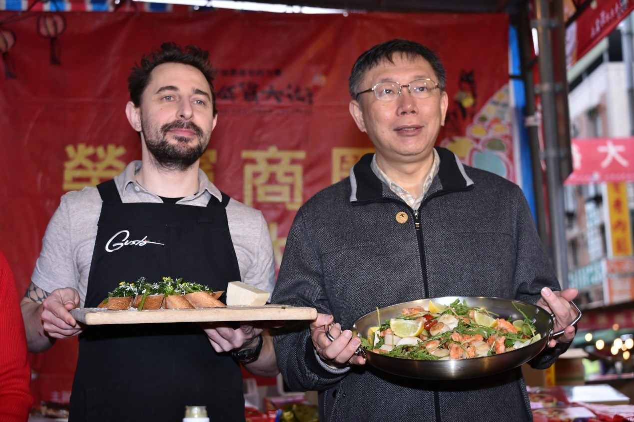 Mayor Visits Rongbin Commercial District, Promotes CNY Dinner One-stop Shop