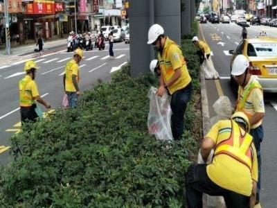 City to Strengthen Crackdown on Littering on Traffic Islands