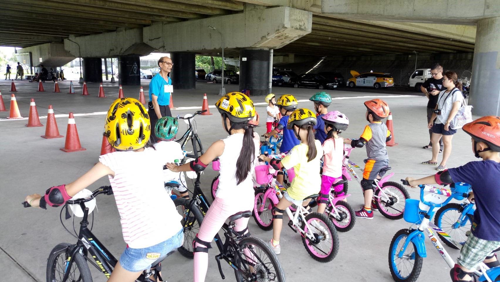 Are you looking for opportunities to teach your kids how to ride a bike?