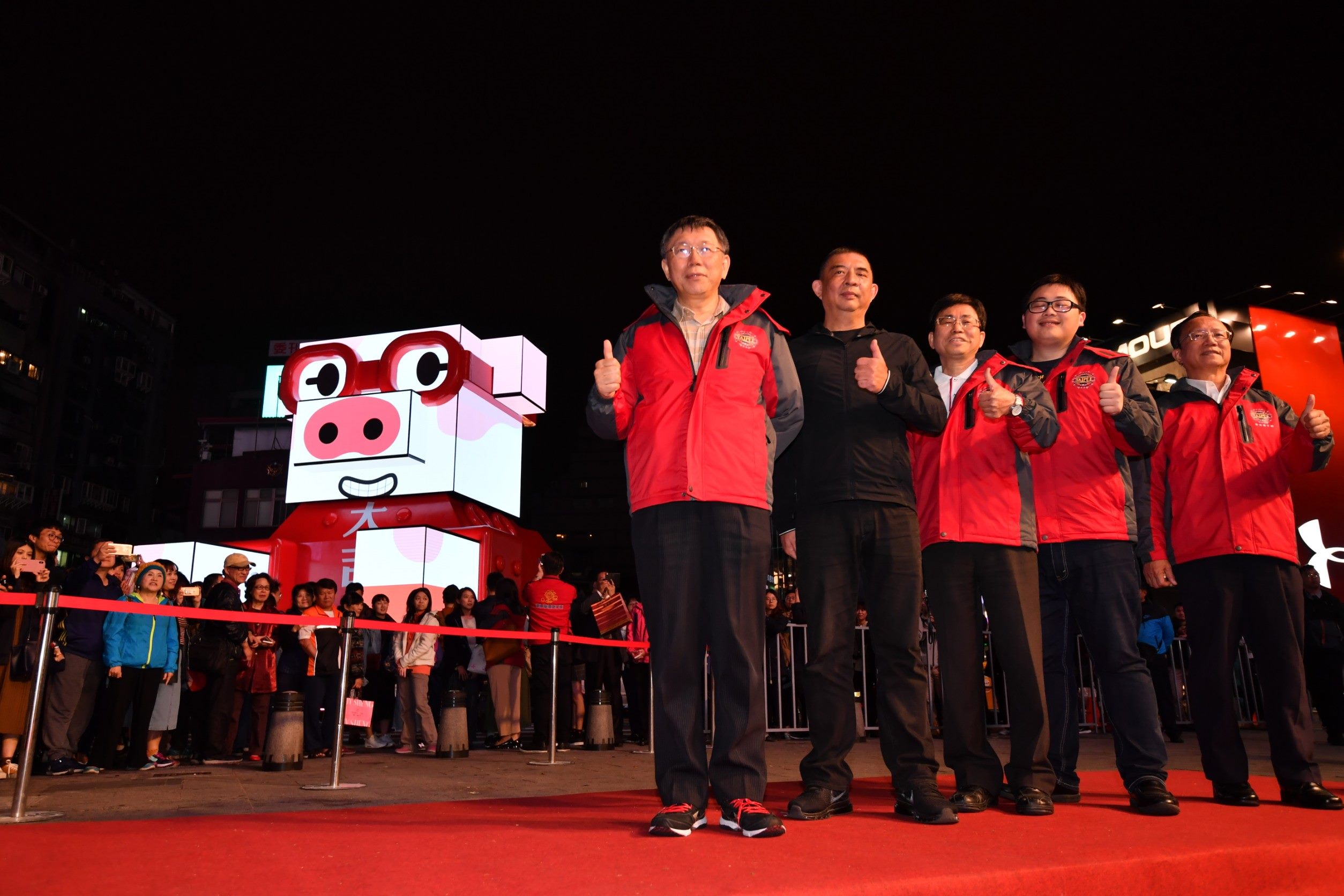 Mayor Attends Test Lighting of Zhu Bao Lantern in Ximending