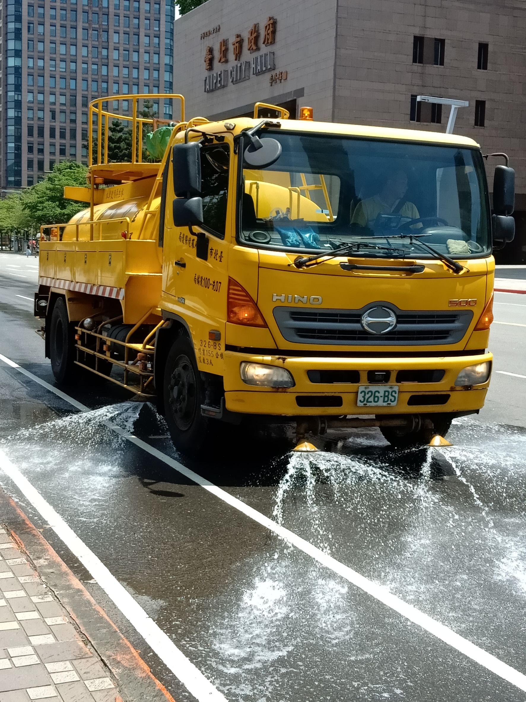 DEP dispatched 5 sprinkler trucks to cool down road surface temperatures by sprinkling a total of 150 tons of water