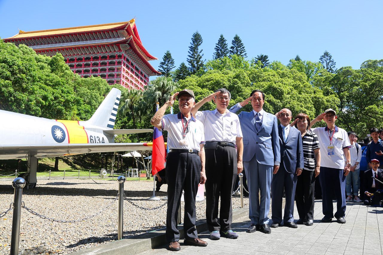 Mayor Ko and guests at the 823 Memorial Park