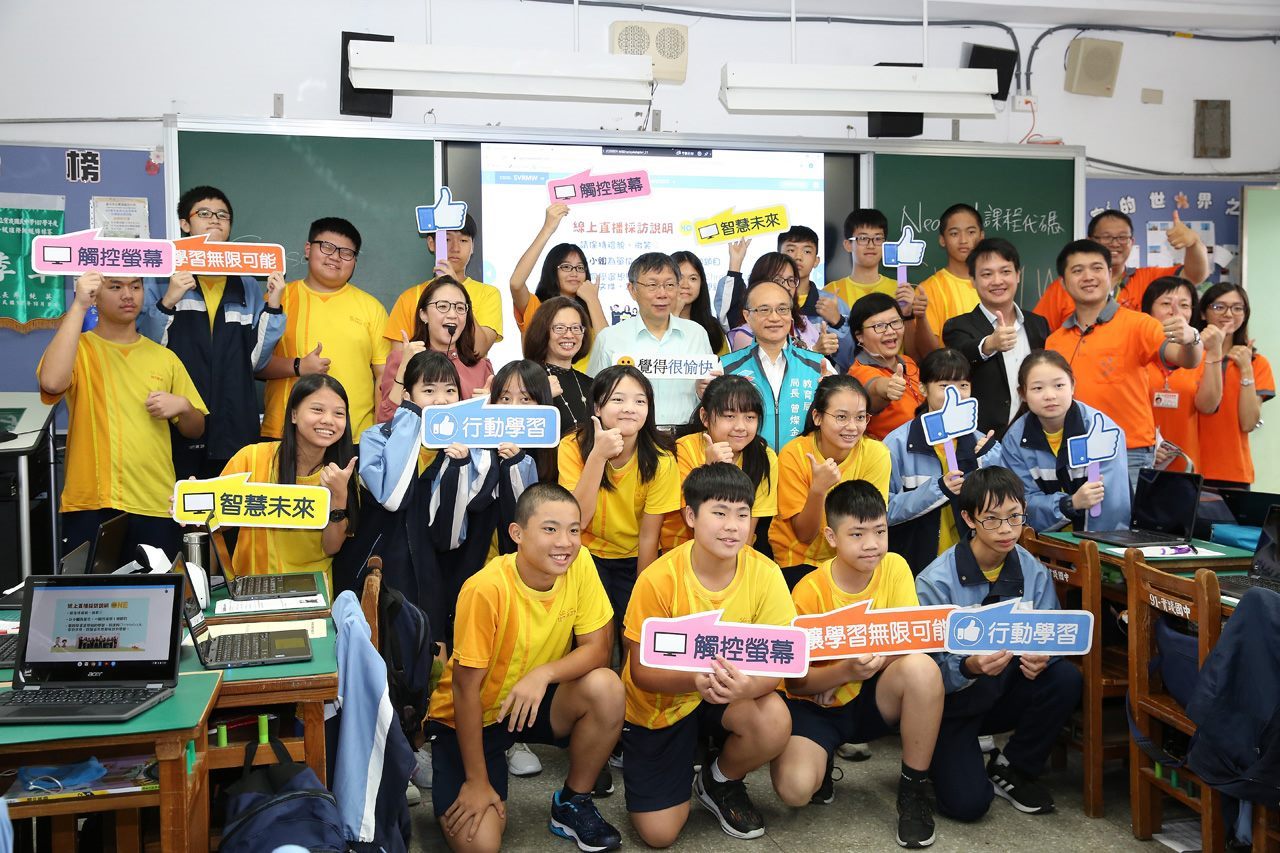 Mayor Ko with students of Shijian Junior High School
