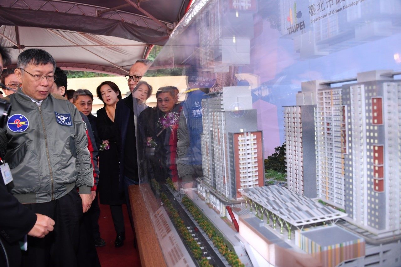 Mayor inspects a model of the Nangang Depot Public Housing