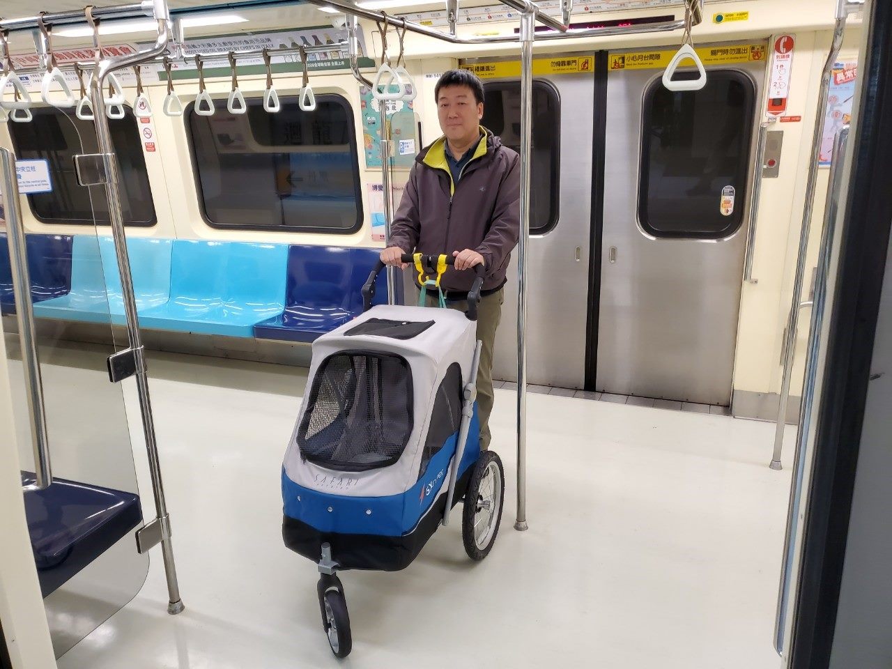 Bringing Pet strollers onto the MRT