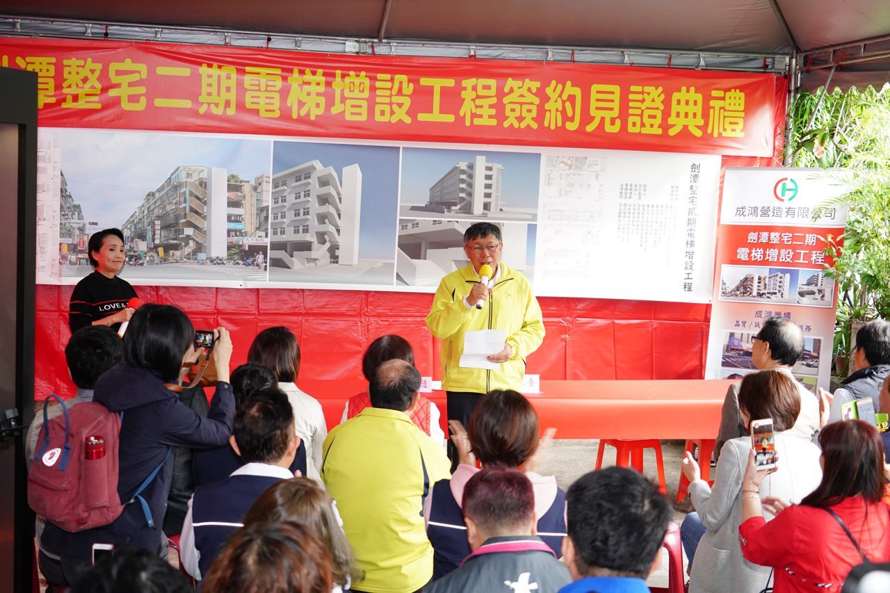 Mayor speaking at the press conference 