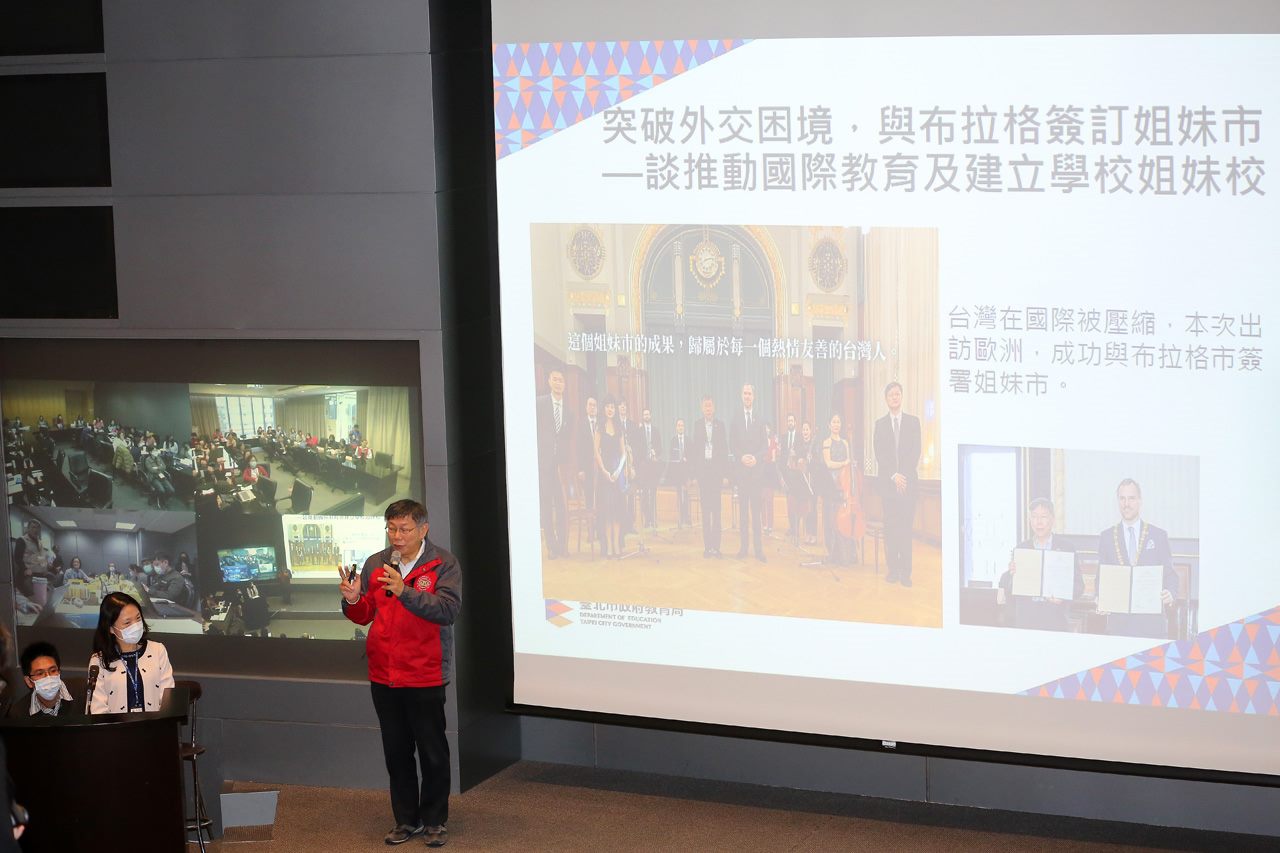 Mayor Ko speaking at the meeting of school principals
