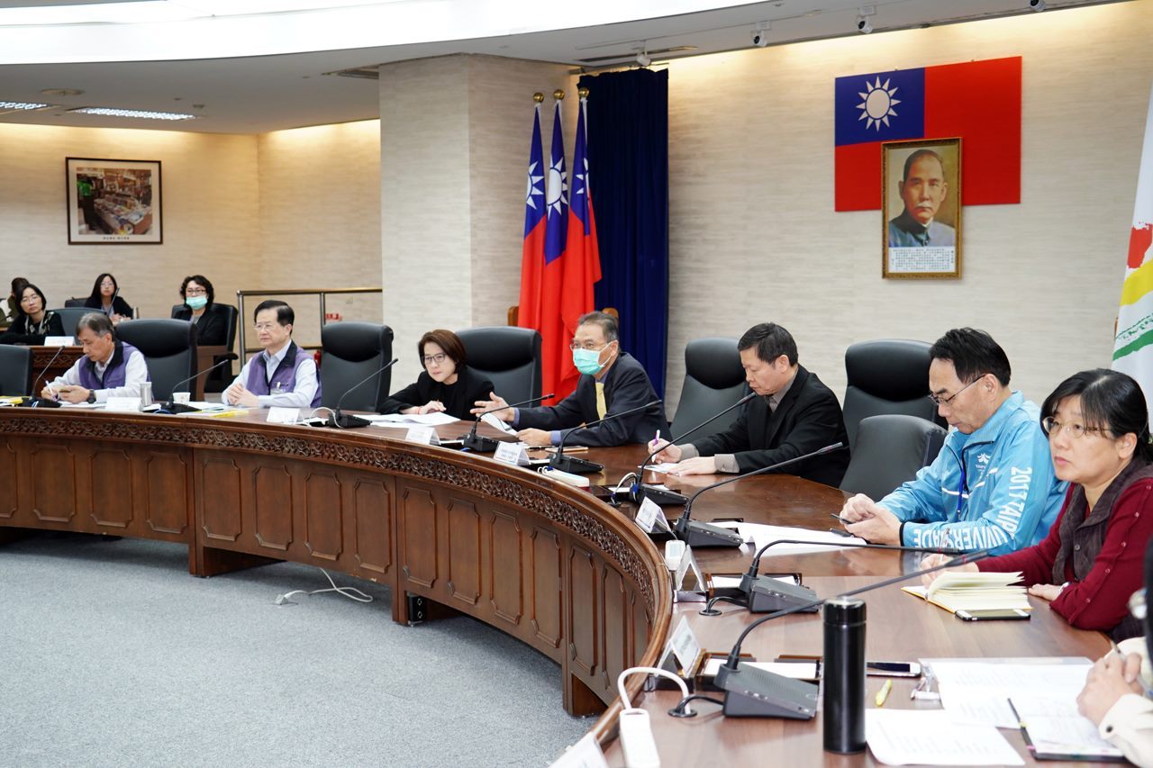 Deputy Mayor Huang and city officials