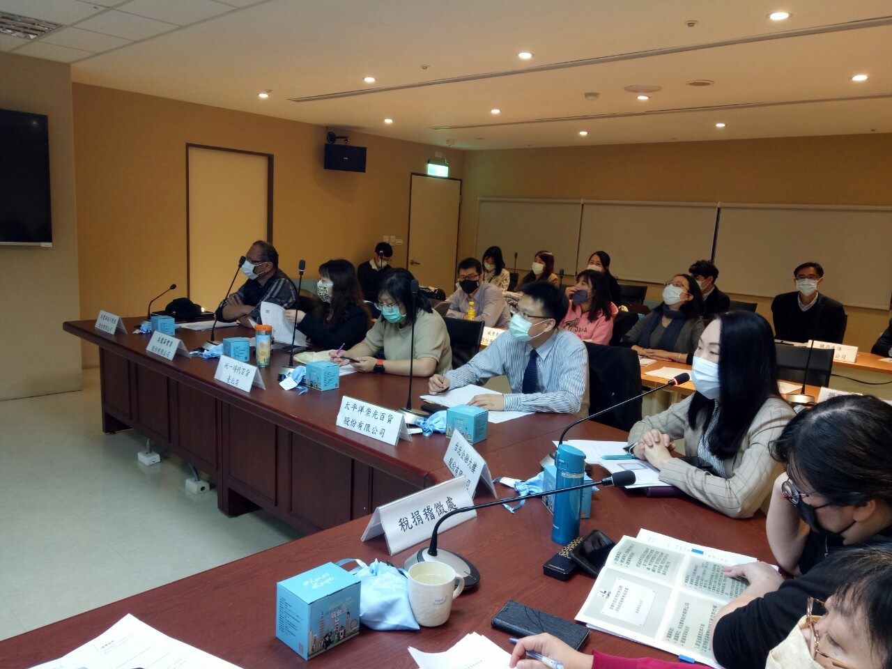 DOED organizes session with department store reps 