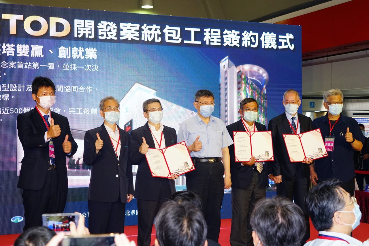 Mayor and company representatives at the signing event for the TOD project.