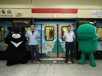 Bravo and Incrediville chief at the press conference for the wrapped trains