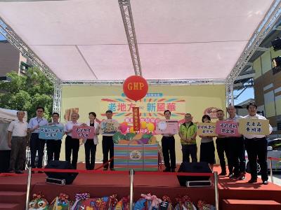 Mayor Ko with market representatives at the award ceremony