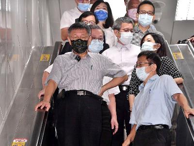 Mayor Ko visiting one of the MRT stations