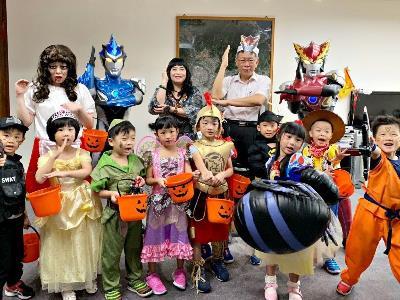 Kids in Halloween costume with the mayor and Ultraman RB