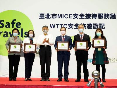 Mayor Ko with representatives of businesses at the certification presentation ceremony