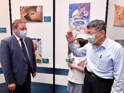 Mayor and Israeli Representative Omer Caspi at the students’ art exhibition