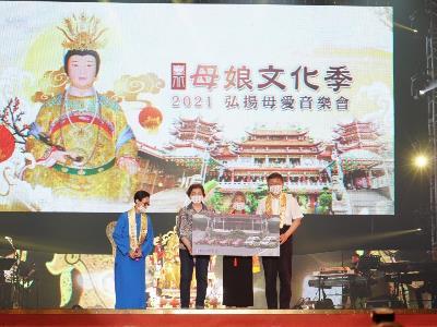 Mayor Ko accepting the donation of vehicles from temple representatives