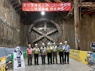DORTS staff members at the site of the future Wanda Line Zhonghe Station.