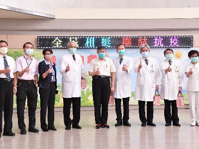 Mayor Ko with staff members of the Taipei Veterans General Hospital