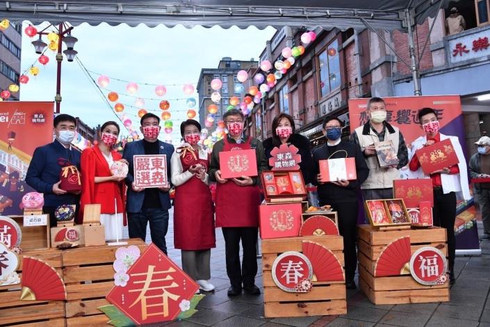 Mayor Ko and Deputy Mayor Huang at Dihua Street for the CNY gift set promotion program