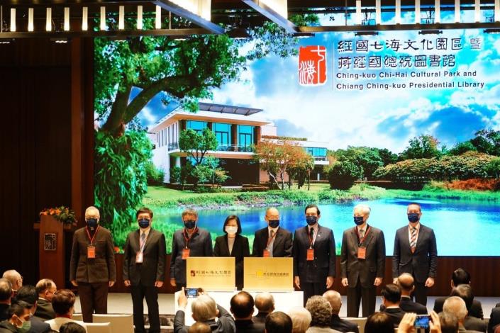 Mayor Ko, President Tsai, and dignitaries at the opening ceremony of the Chi-hai Cultural Park
